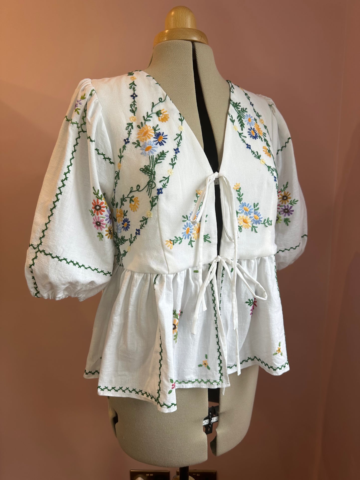 Embroiered Tie Front Top Size 3 (UK 14-16)