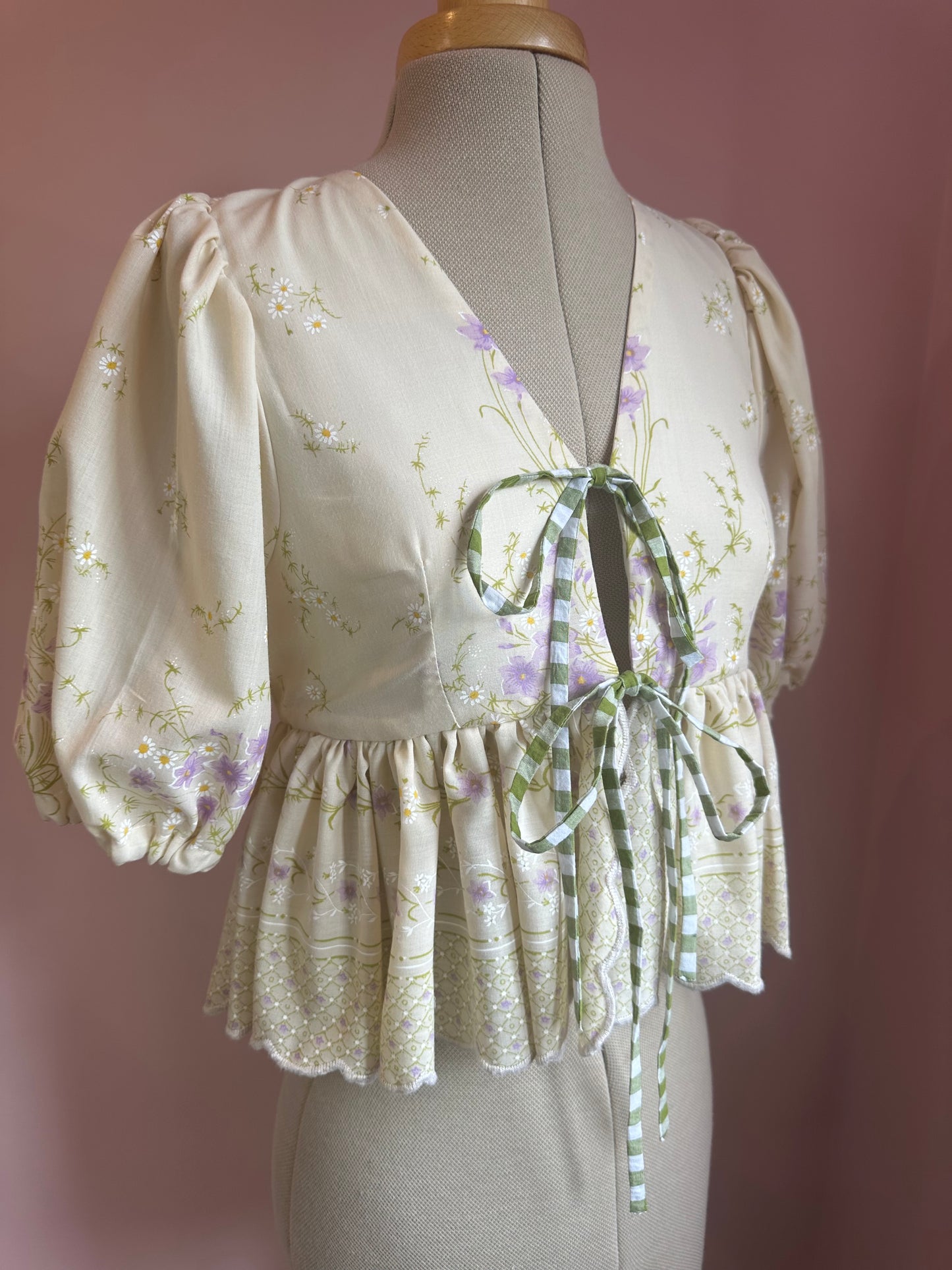 Cream and Lilac Floral Tie Front Top Size 1 (UK 6-8)