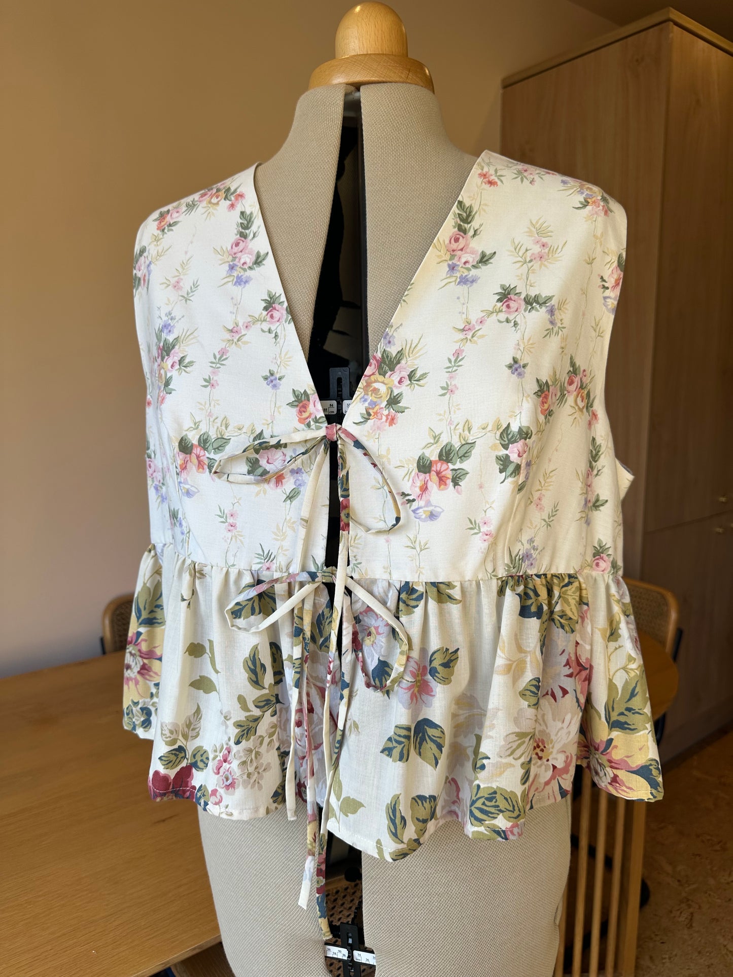 SAMPLE SALE 50% Off - Green Floral Sleeveless Tie Front Top Size 4 (UK 18-20)
