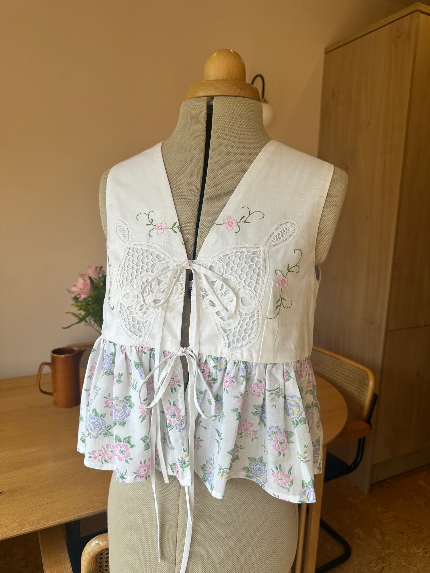 Embroidered and Floral Sleeveless Tie Front Top Size 1 (UK 6-8)