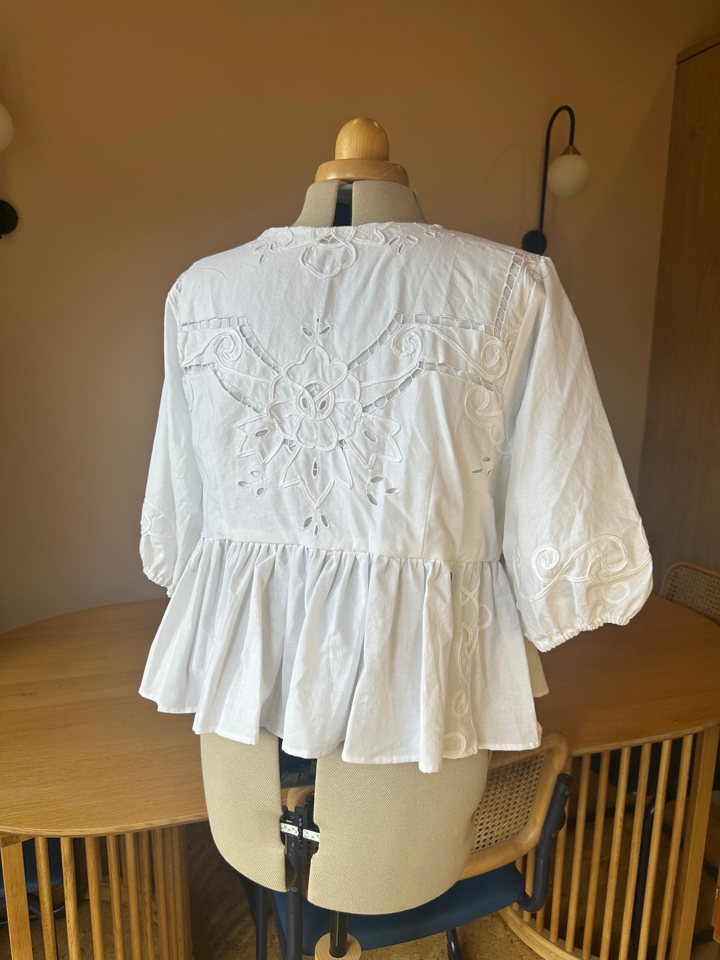 SAMPLE SALE 50% Off - White Applique Tie Front Top Size 4 (UK 18-20)