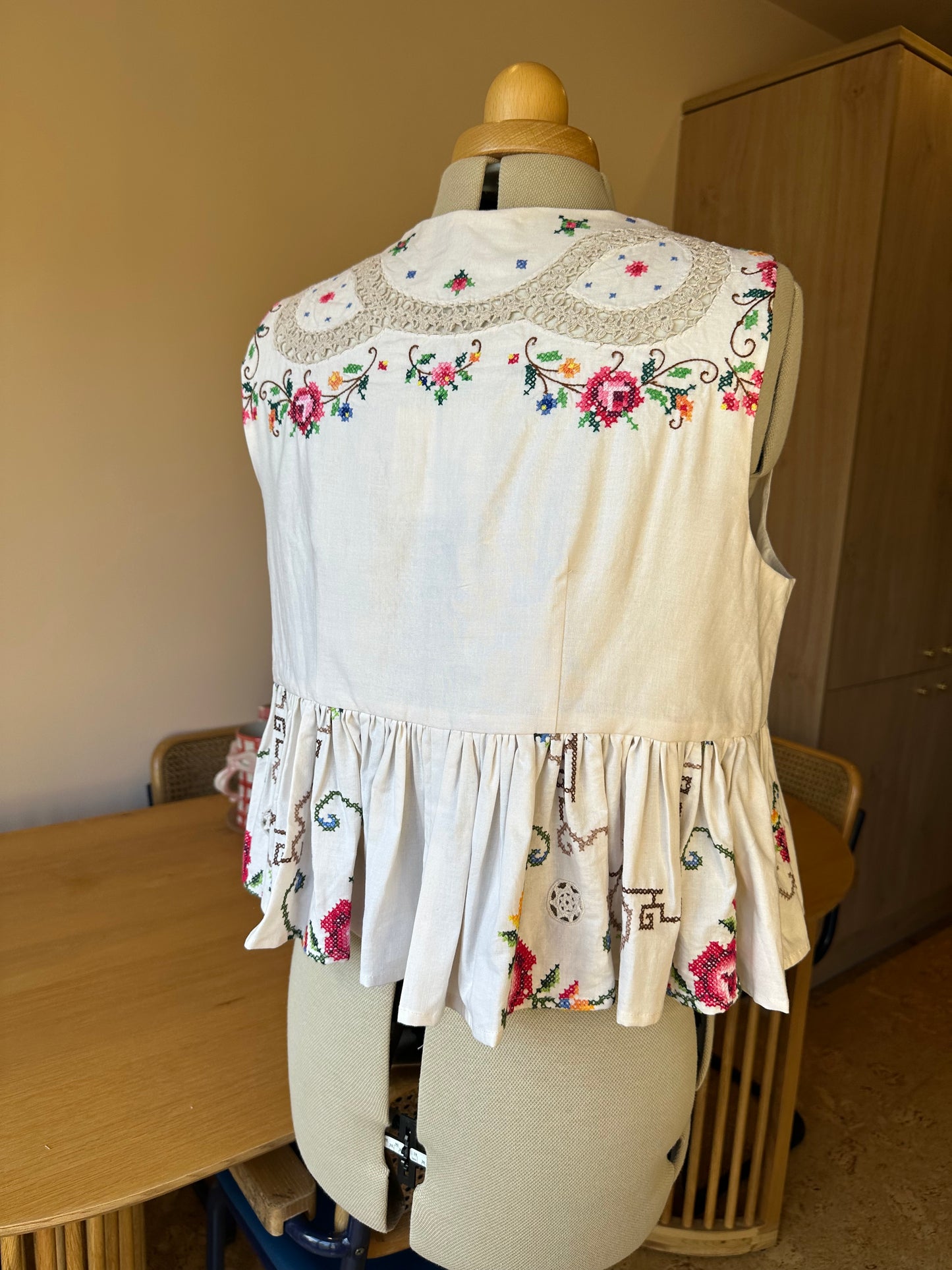 Embroidered Sleeveless Tie Front Top Size 3 (UK 14-16)