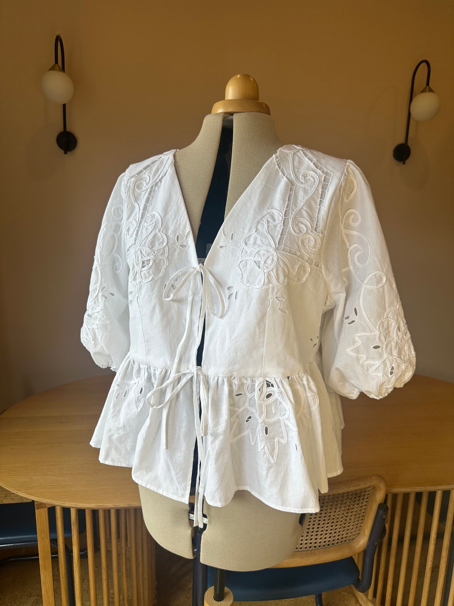 SAMPLE SALE 50% Off - White Applique Tie Front Top Size 4 (UK 18-20)
