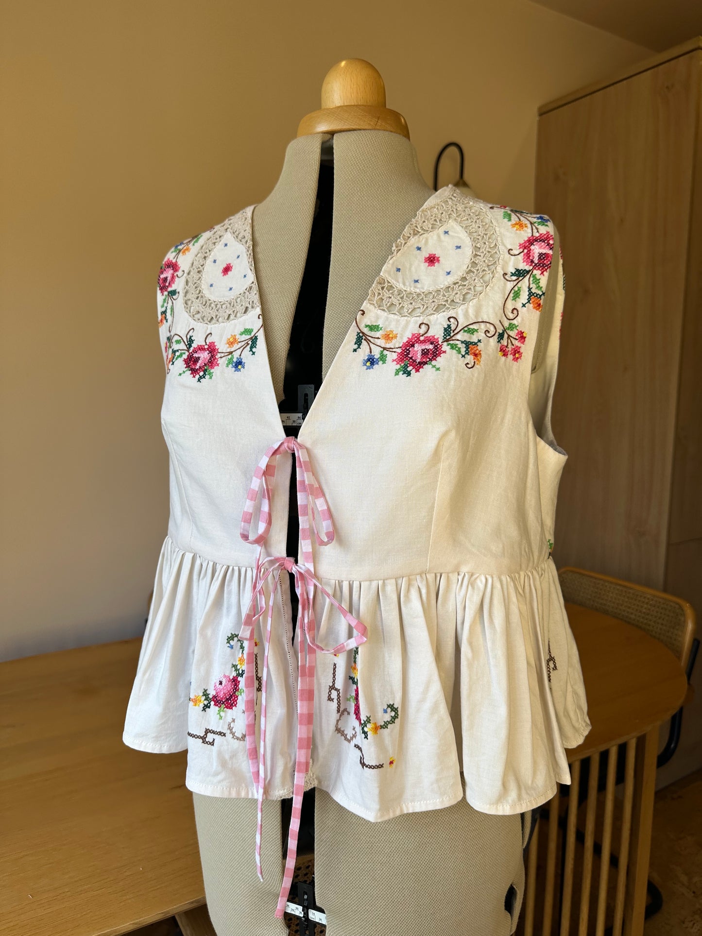 Embroidered Sleeveless Tie Front Top Size 3 (UK 14-16)