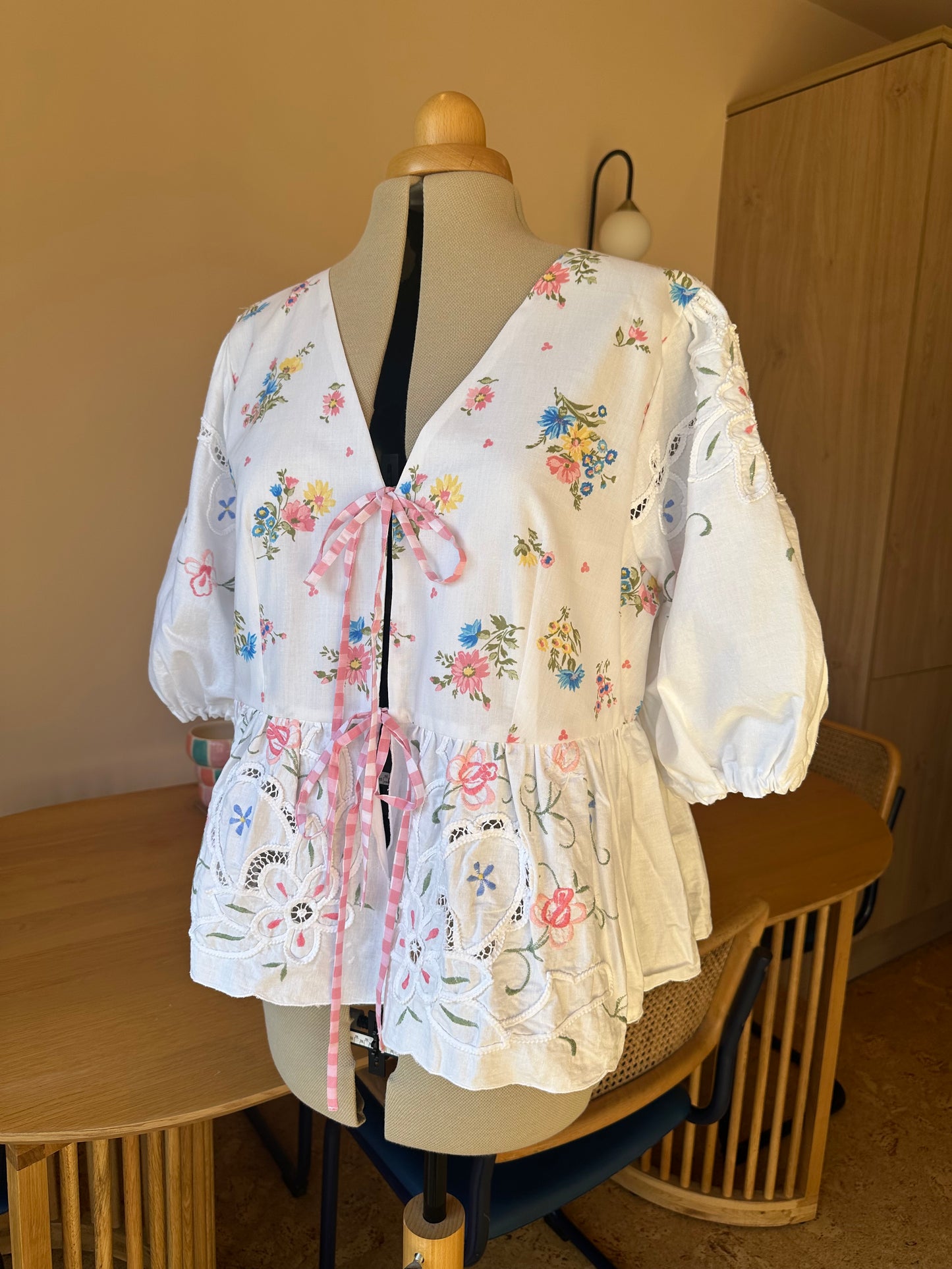 Bright Embroidered White Front Top Size 4 (UK 18-20)