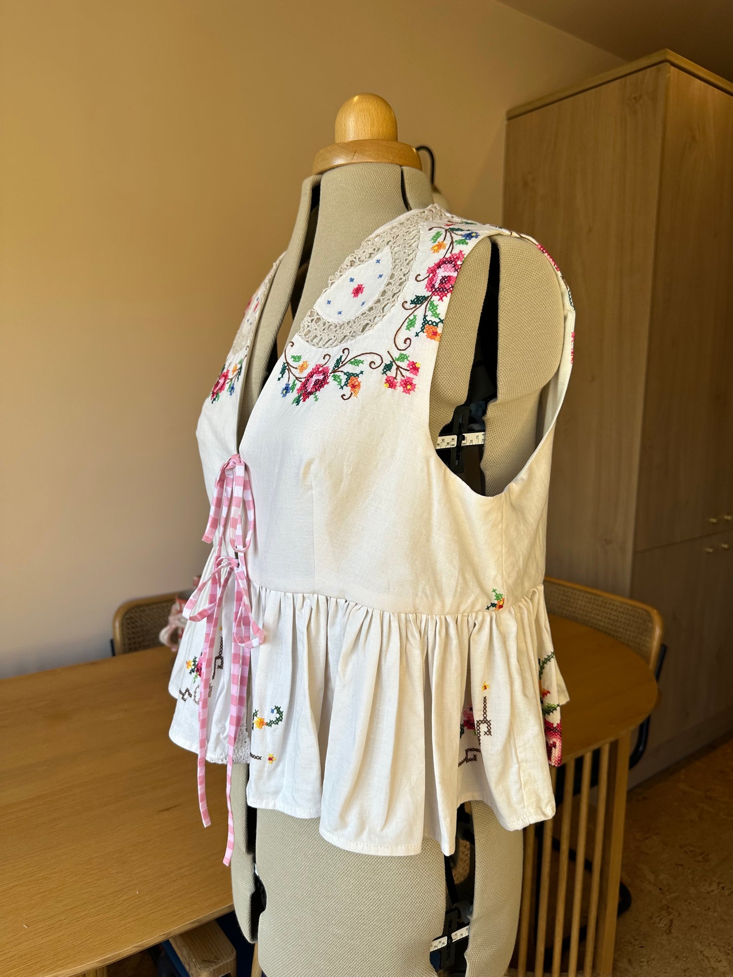 Embroidered Sleeveless Tie Front Top Size 3 (UK 14-16)