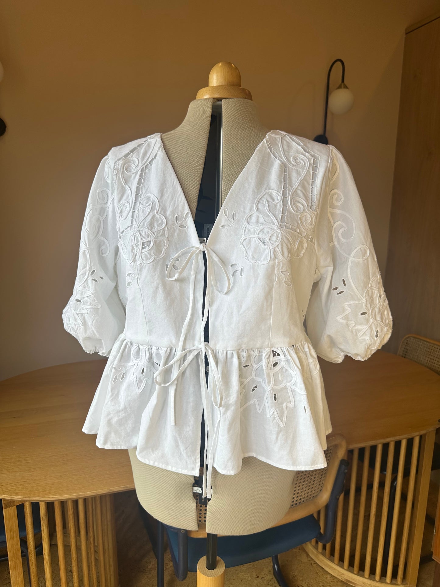 SAMPLE SALE 50% Off - White Applique Tie Front Top Size 4 (UK 18-20)
