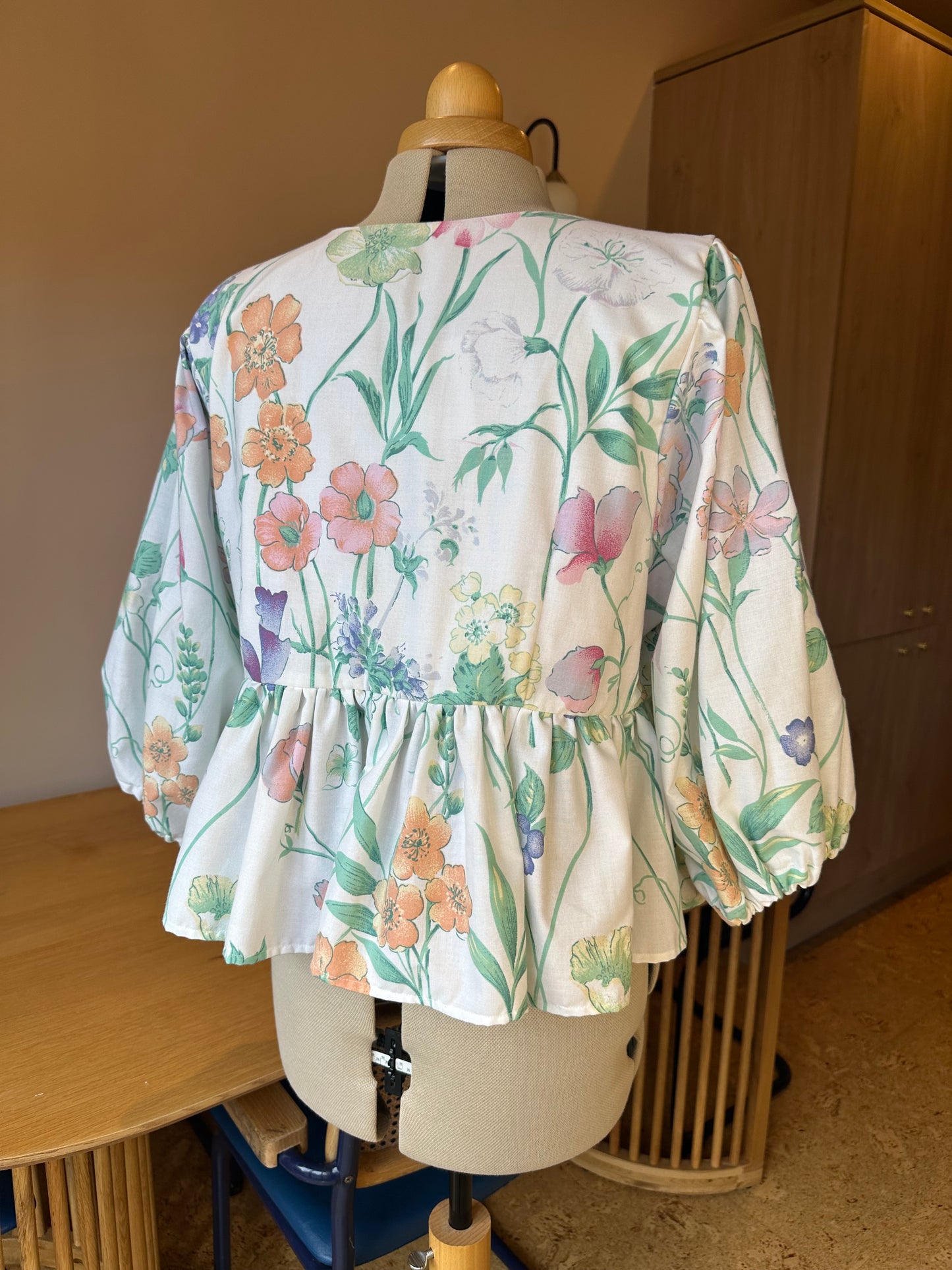 Bright Floral Tie Front Top 3/4 Sleeve Size 4 (UK 18-20)