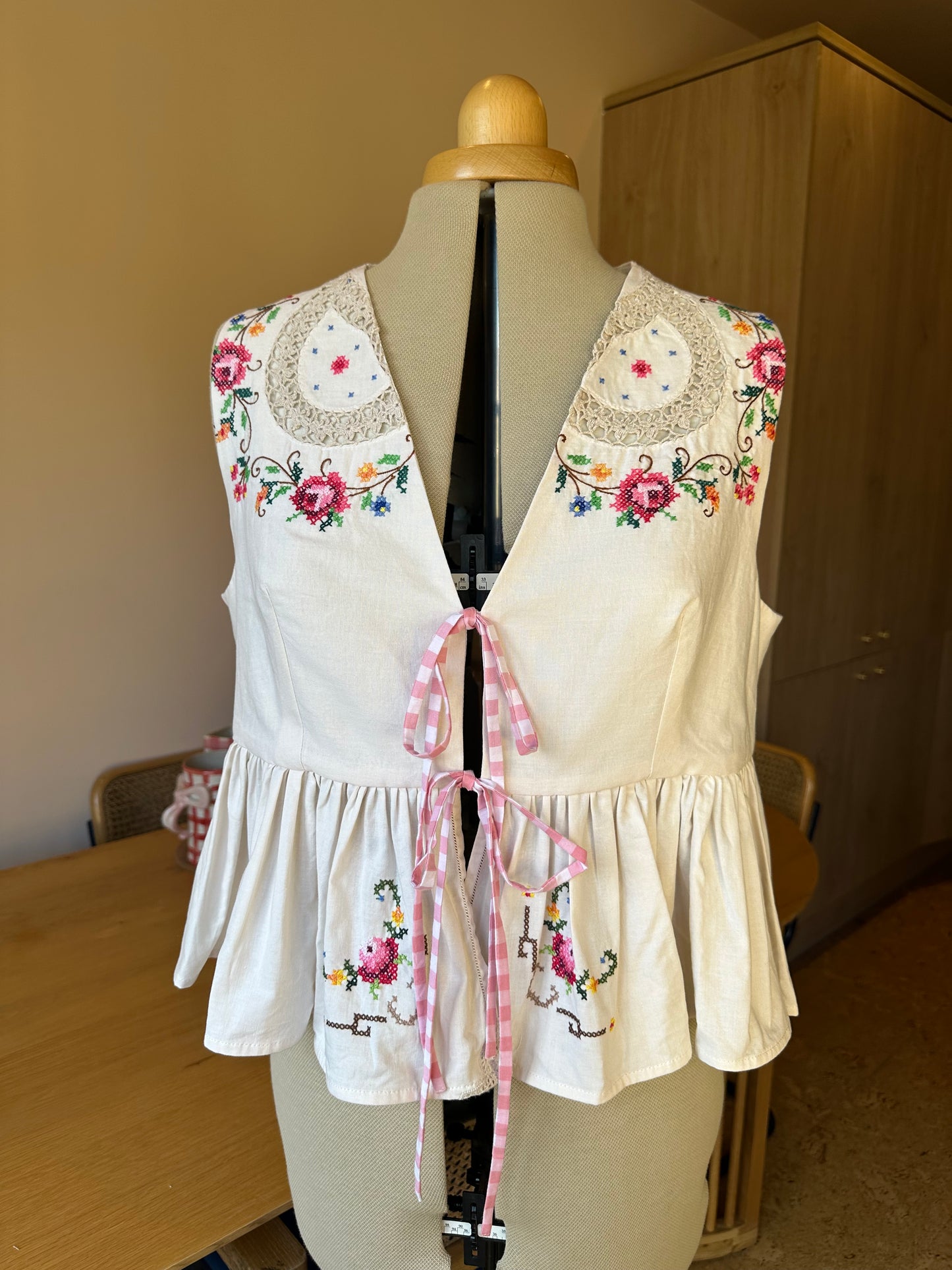 Embroidered Sleeveless Tie Front Top Size 3 (UK 14-16)